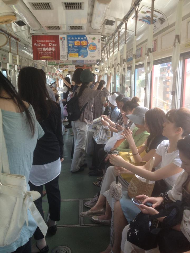 Un tramvai din Osaka la ora 2 după amiaza. Un vagon obișnuit, nu vagonul pentru femei.
